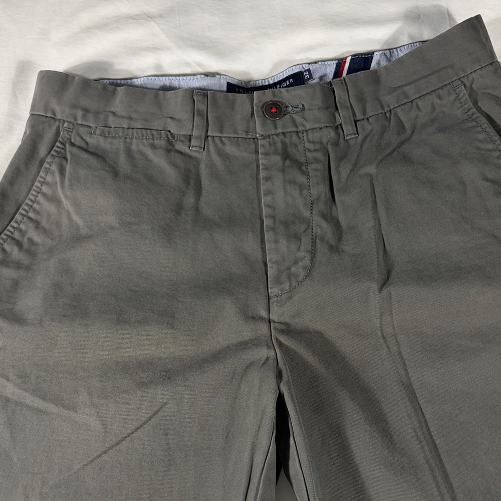 Tommy Hilfiger mens dark grey basic flat front 9.5" chino shorts - size 32